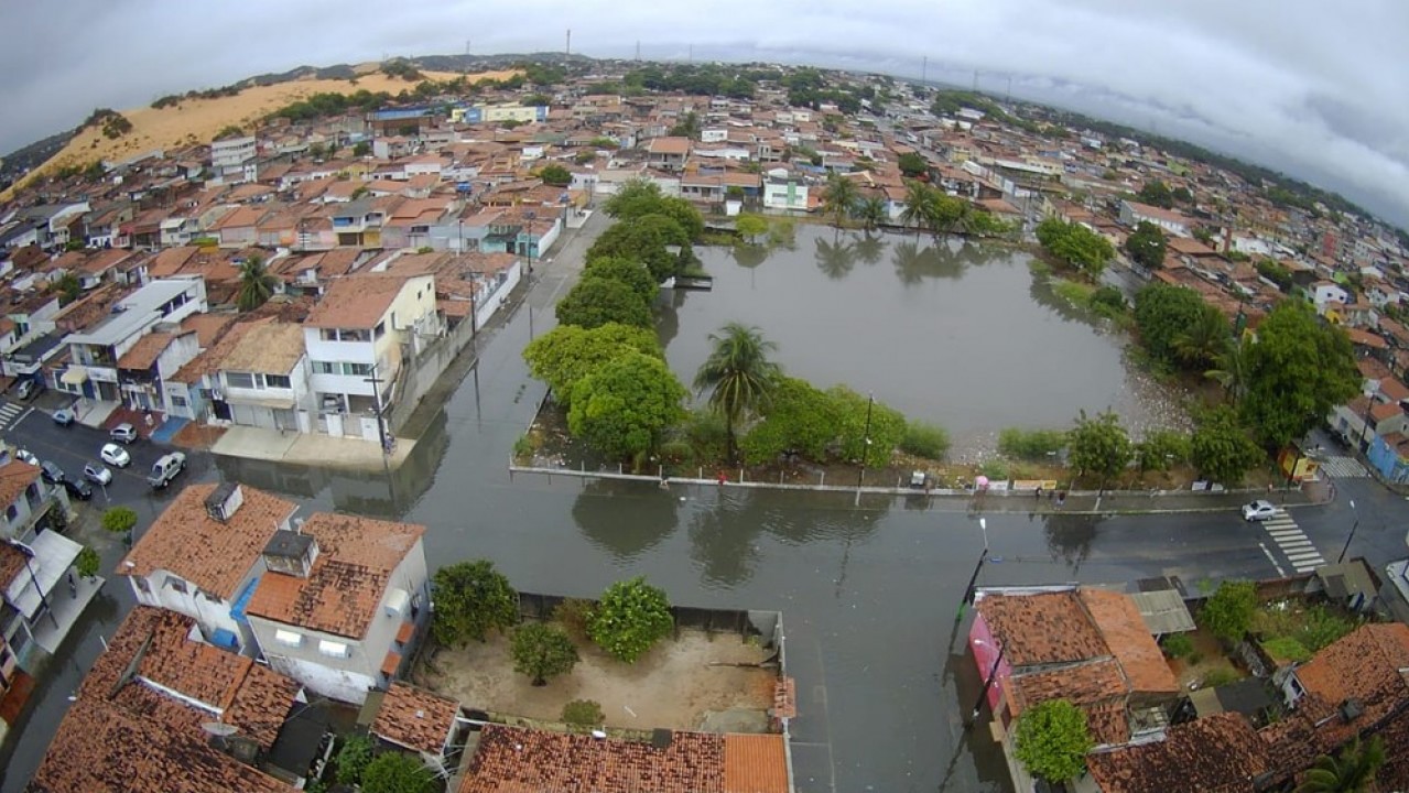 Chuva causa alagamentos, crateras e altera trânsito na Grande Natal nesta quinta Chuva causa alagamentos, crateras e altera trânsito na Grande Natal nesta quinta