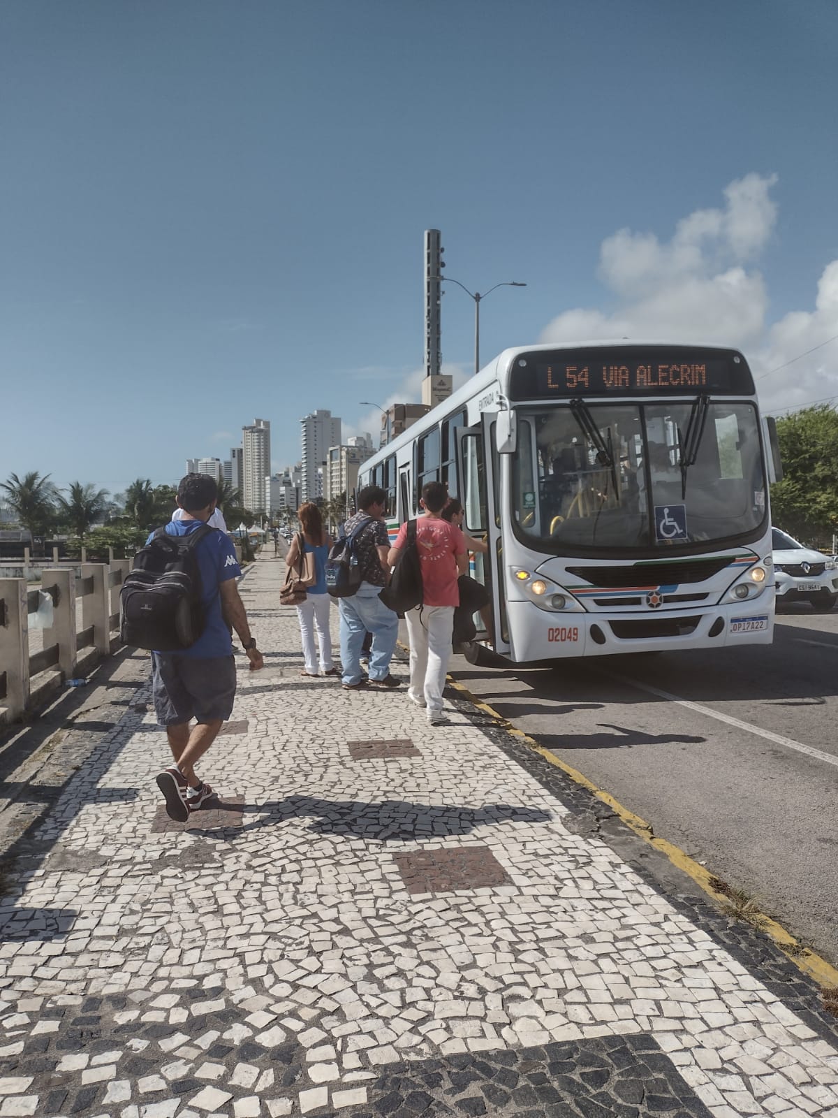 Usuários do transporte coletivo são surpreendidos com a retirada de paradas de ônibus em Natal Usuários do transporte coletivo são surpreendidos com a retirada de paradas de ônibus em Natal