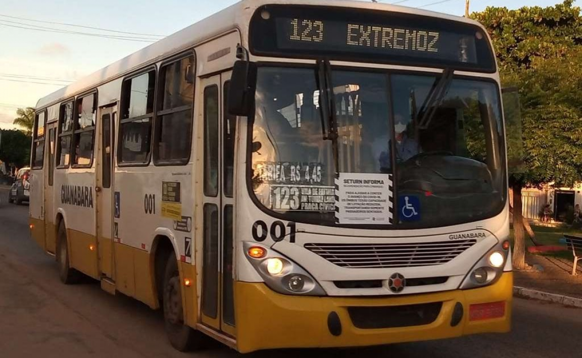 Assaltantes entram em ônibus, fazem motorista mudar a rota e furtam passageiros na Grande Natal Assaltantes entram em ônibus, fazem motorista mudar a rota e furtam passageiros na Grande Natal