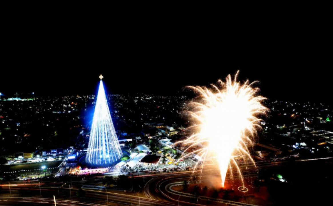 Símbolo oficial do Natal em Natal, árvore de Mirassol é acesa com show pirotécnico e artísticos Símbolo oficial do Natal em Natal, árvore de Mirassol é acesa com show pirotécnico e artísticos