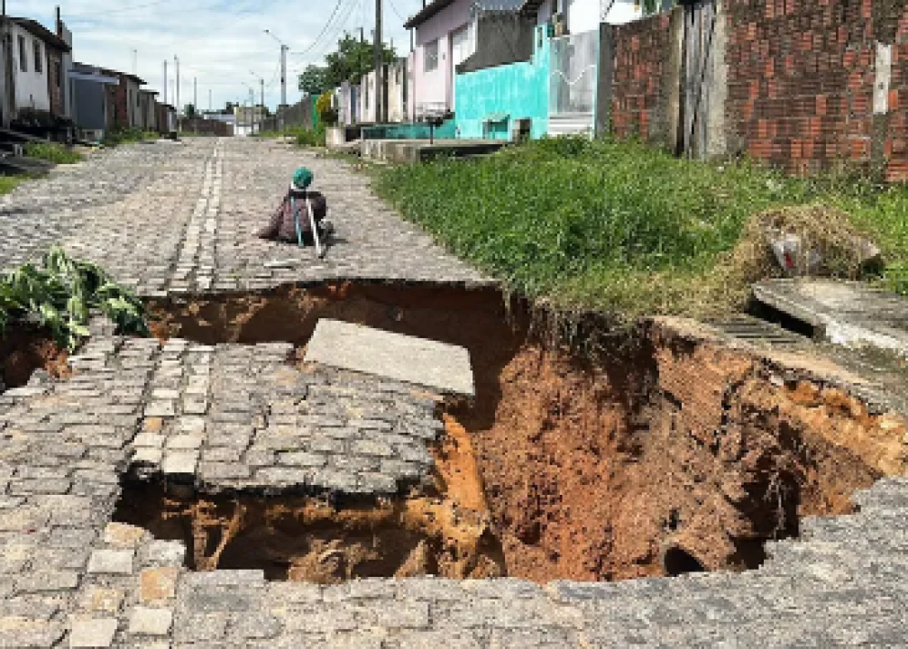 Rompimento na rede de drenagem faz cratera se abrir em Parnamirim