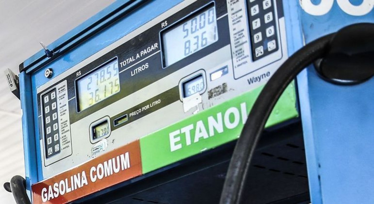 Federação Única dos Petroleiros comemora nova política de preços de combustíveis