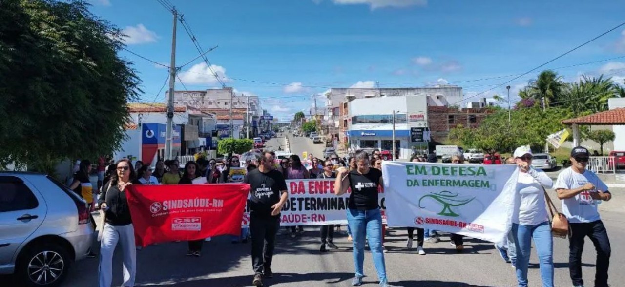 Paralisação: Servidores da Enfermagem do RN protestam em Natal por implantação de piso salarial