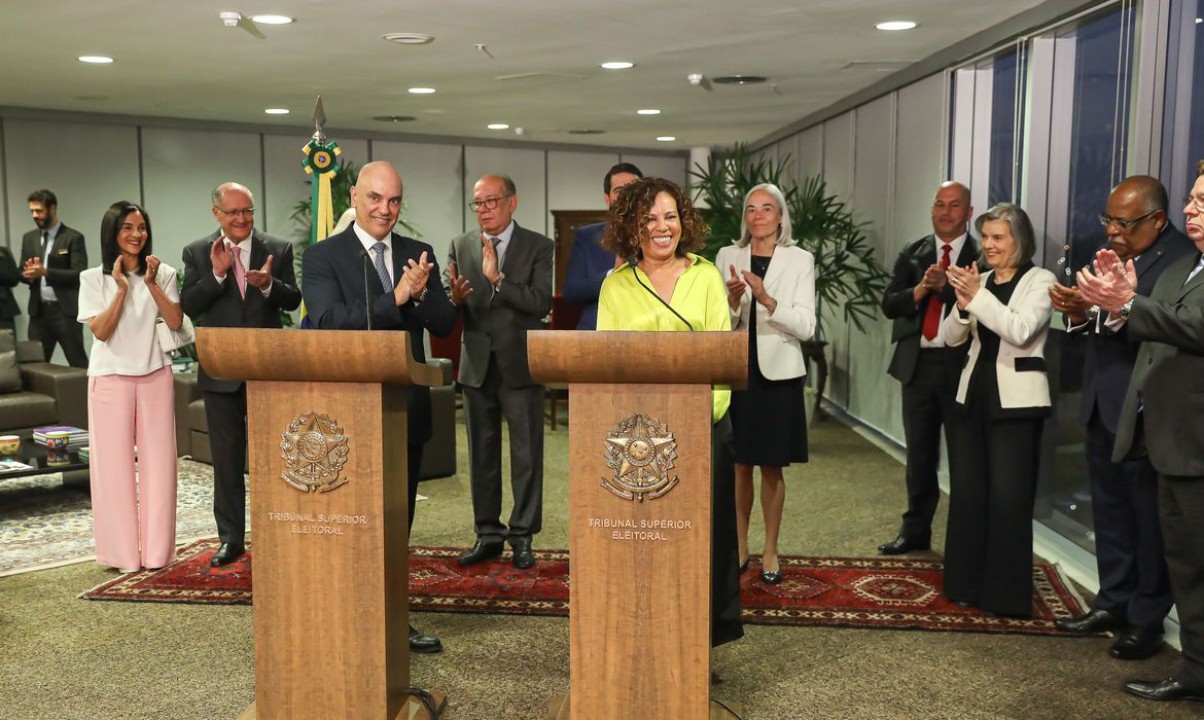 Indicada por Lula, primeira ministra negra na história é empossada no TSE