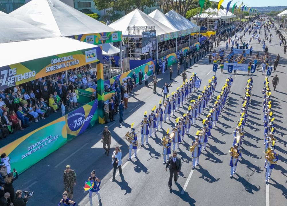 Em Brasília, desfile de 7 de setembro é marcado por homenagens a Santos Dumont, profissionais de saúde e Amazônia