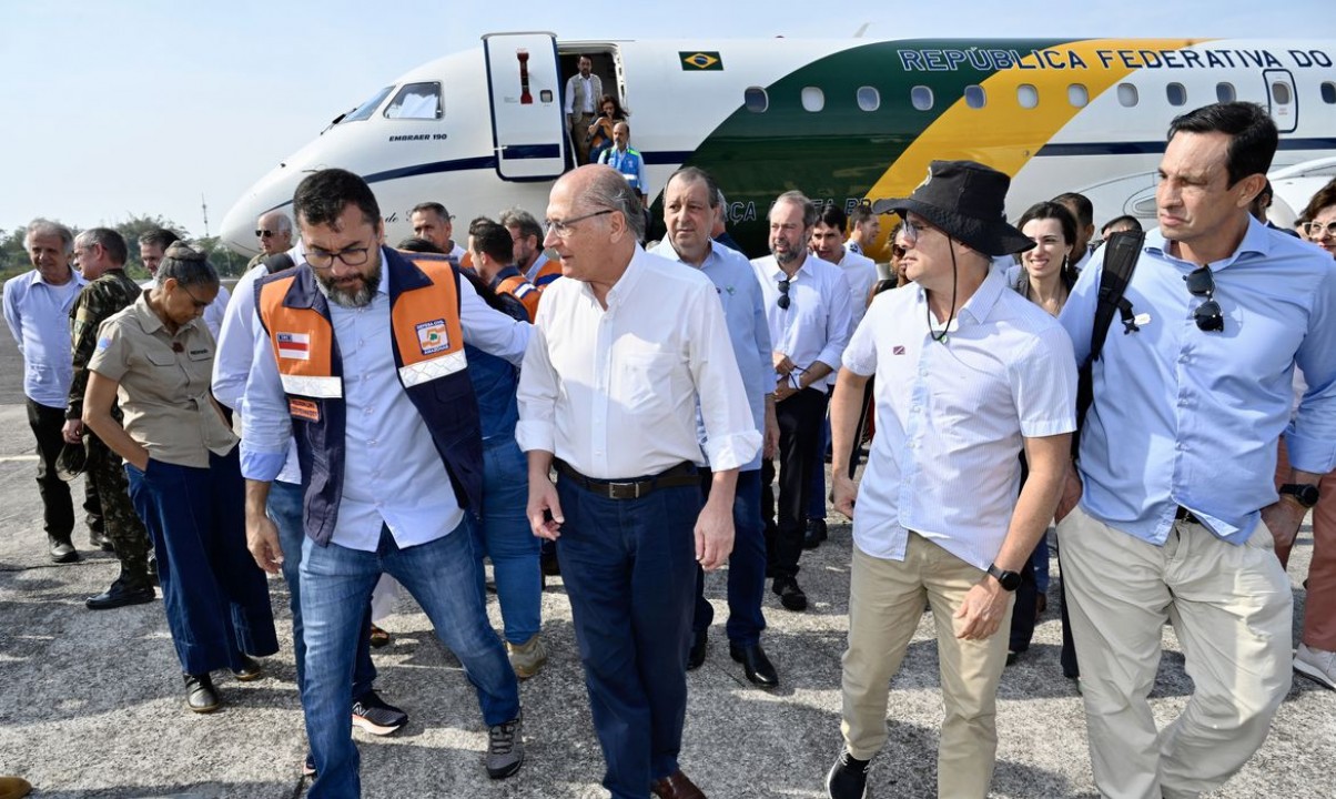 Comitiva do Governo Federal anuncia obras de dragagem e reforço de brigadistas em Manaus