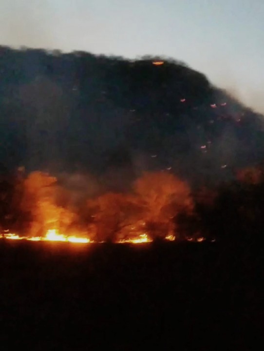 Bombeiros seguem no combate ao fogo na Serra de São Rafael, nesta quarta-feira (11/10)