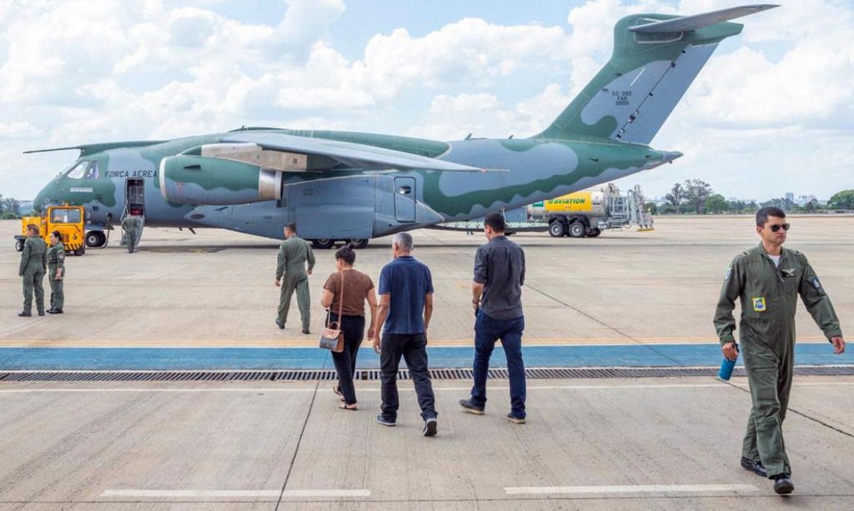 Terceiro avião com brasileiros vindos de Israel chega ao Brasil 