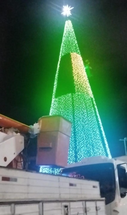 Natal em Natal: atraso em montagem da estrutura faz acendimento da árvore em Ponta Negra ser transferida para quarta-feira (22)