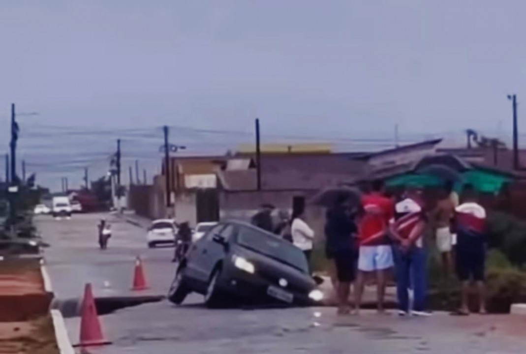 Em Extremoz, uma cratera se abre em plena rua e carro fica pendurado próximo à lagoa de captação