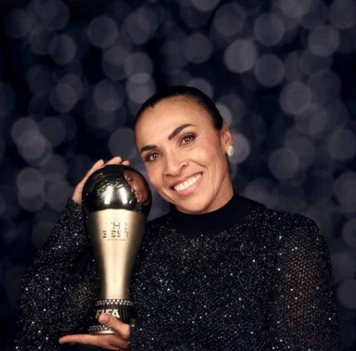 Jogadora Marta recebe homenagem da Fifa em premiação que destaca os melhores do mundo