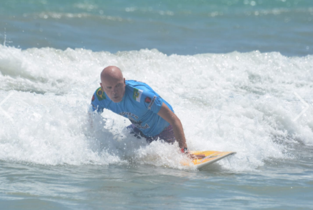 Esporte e inclusão: 1º Circuito de Surf Adaptado do estado aconteceu na praia de Cotovelo neste domingo (21)