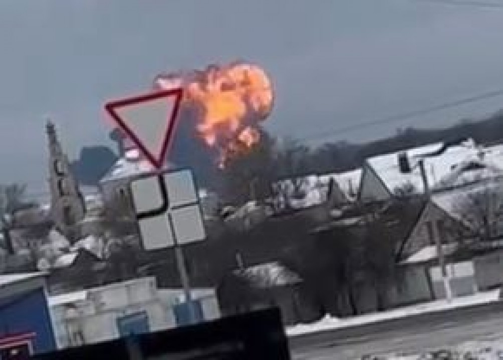 Avião militar russo cai e 74 pessoas morrem