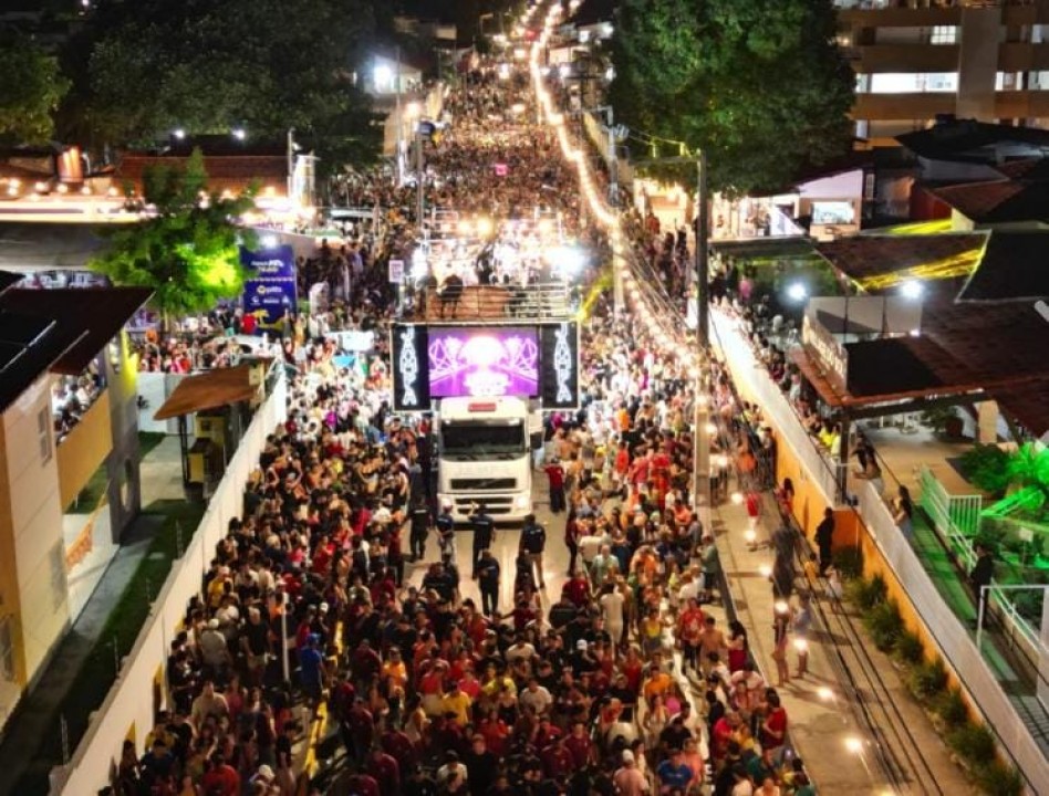Prévia de Carnaval em Pirangi com Durval Lelys arrasta multidão
