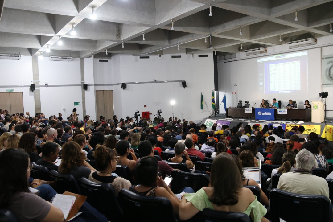 Docentes da UFRN decidem manter greve por tempo indeterminado