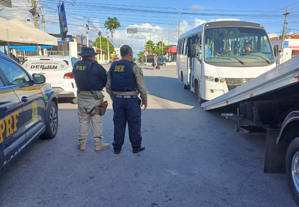 PRF e DER apreendem Micro-ônibus que transportava passageiros em banco de madeira e cadeira de balanço 