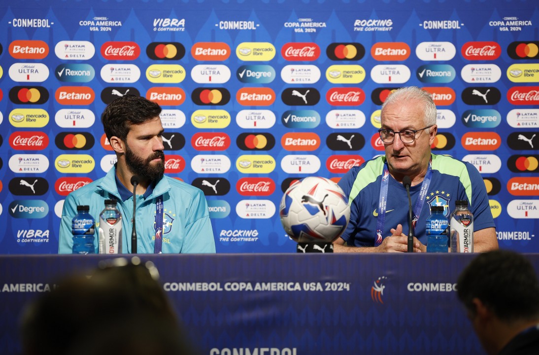 Com jogadores pendurados, Dorival faz suspense sobre escalação que mandará a campo