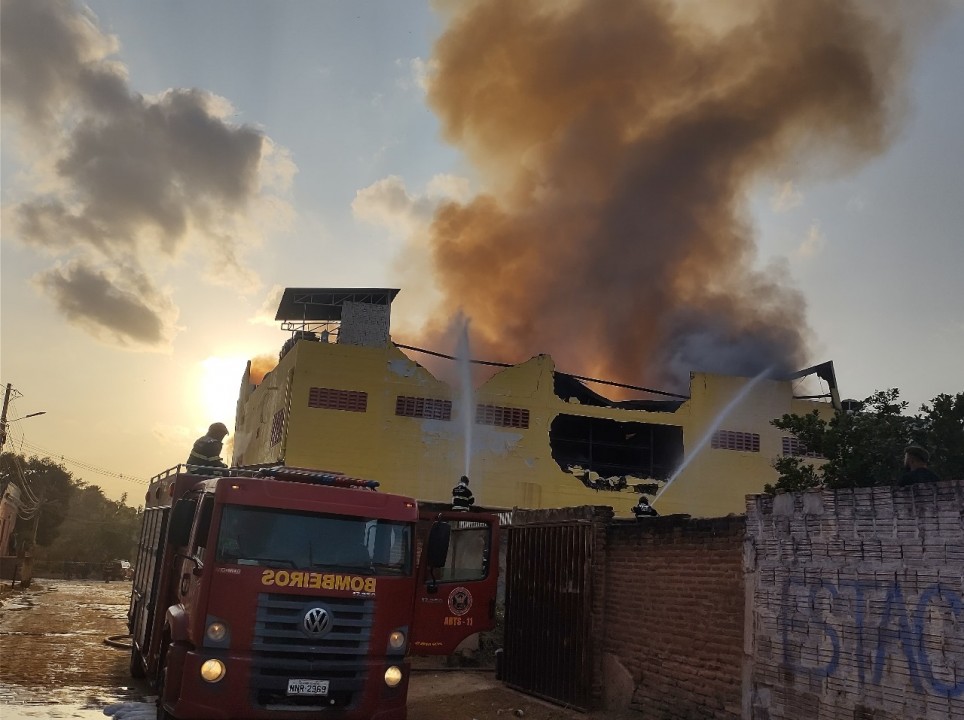 Grande incêndio destrói supermercado em Assu, no RN
