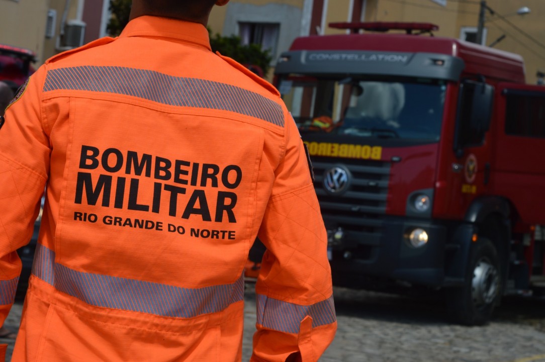 Corpo de Bombeiros controla incêndio em terreno baldio e galpão em Goianinha
