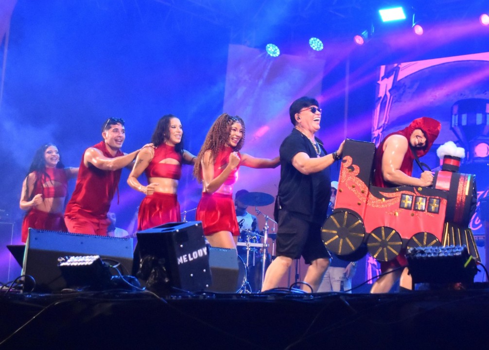 50 mil pessoas participam de sábado de carnaval no palco Nélio Dias