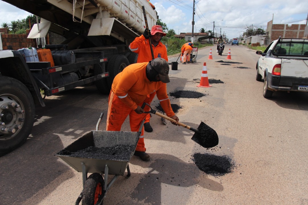 Prefeitura de Parnamirim realiza operação “tapa buraco” e prioriza trechos mais críticos