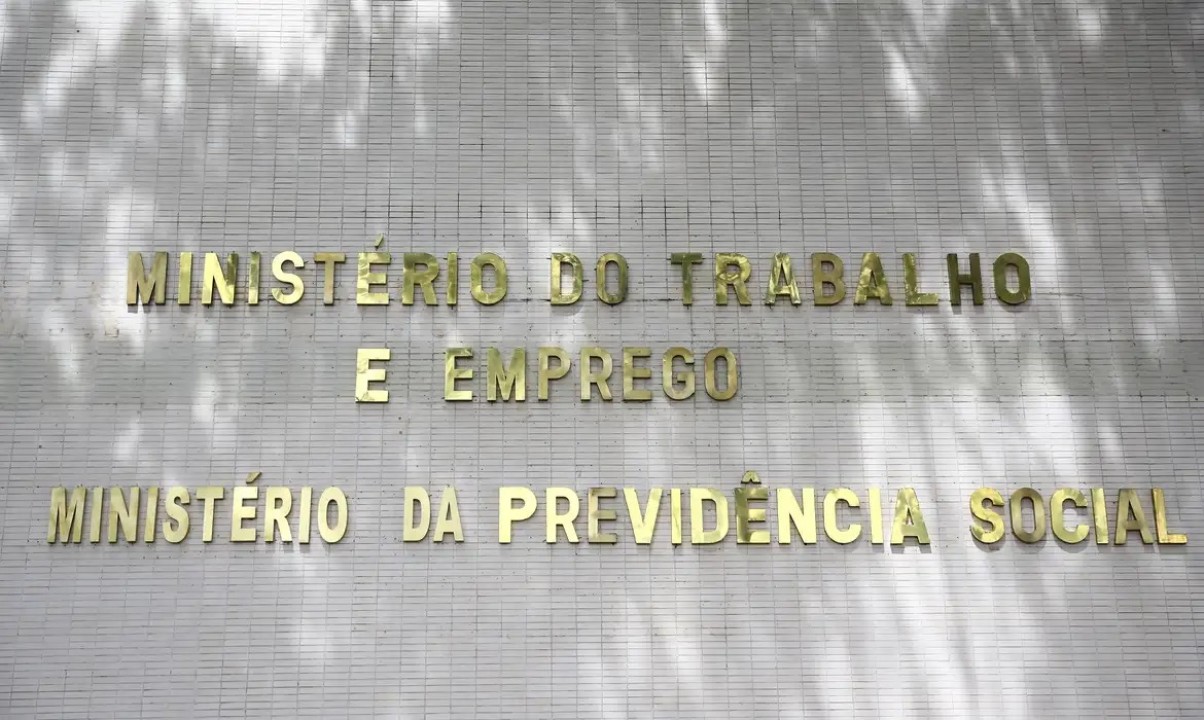 Médicos peritos do INSS voltam ao trabalho nesta segunda-feira (14)
