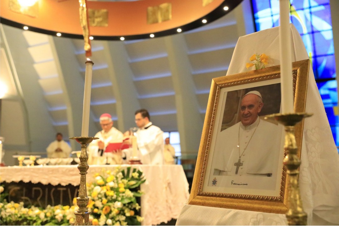Governadora decreta luto oficial de sete dias durante missa em homenagem a Papa Francisco