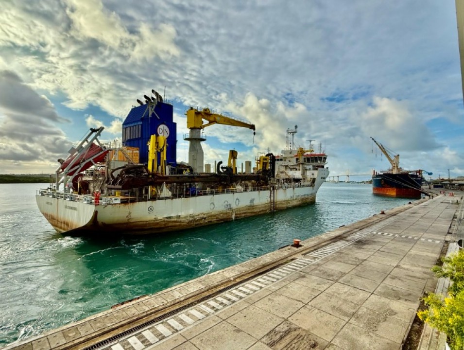 Porto de Natal recebe dragagem emergencial para remover banco de areia