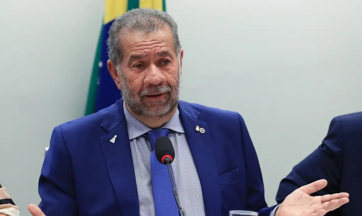 Carlos Lupi deixa Ministério da Previdência após escândalo de fraudes no INSS