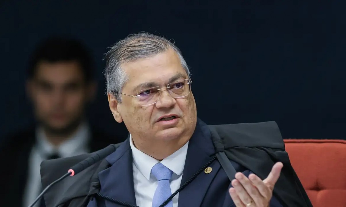Dino rejeita alegação de Sóstenes para não explicar fala sobre emendas