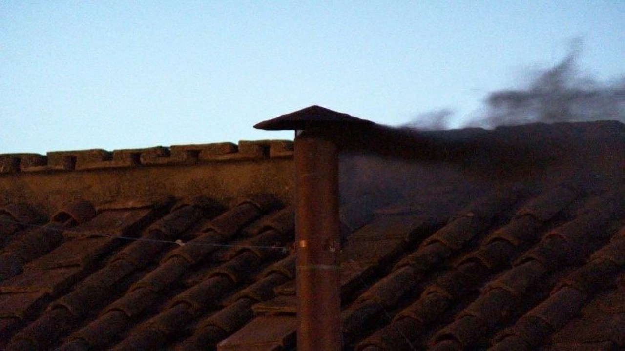 Fumaça preta indica que cardeais ainda não escolheram novo Papa no segundo dia de conclave