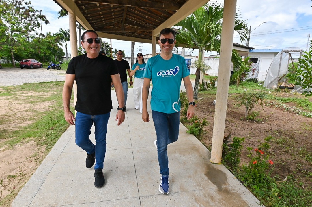 Ezequiel visita escolas em Parnamirim ao lado do vereador professor Italo