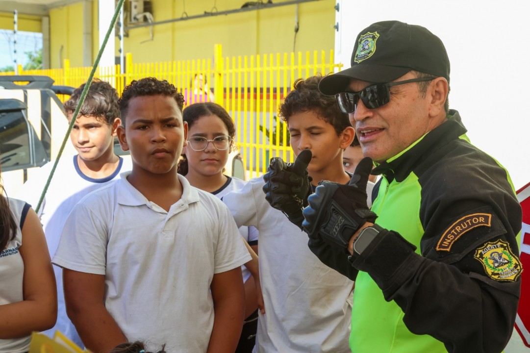 Parnamirim realiza blitz educativa com alunos da Escola Silvino Bezerra