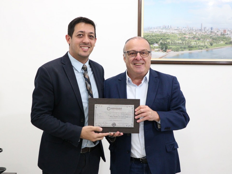 Paulinho Freire recebe título de Cidadão Parnamirinense