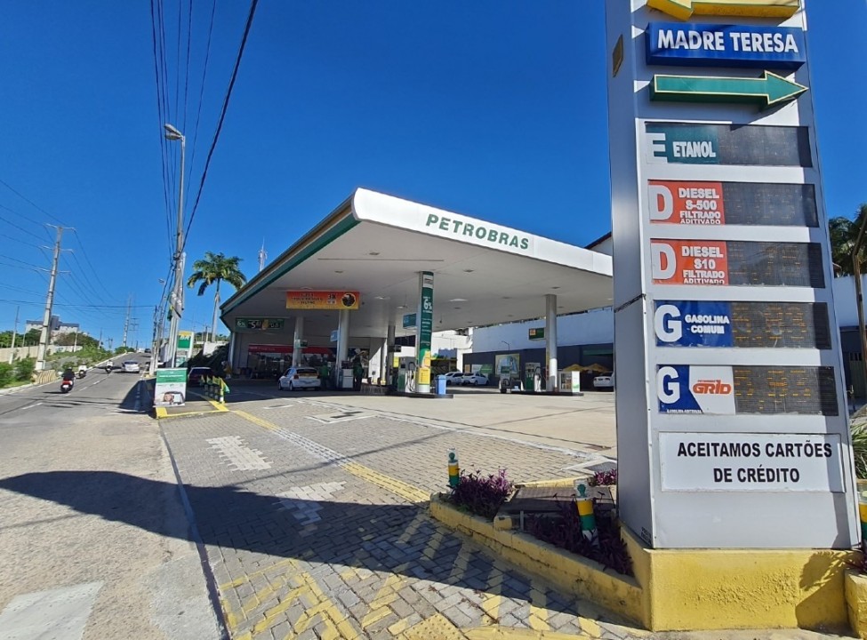 Preço dos combustíveis em Natal tem queda após redução anunciada pela Petrobras