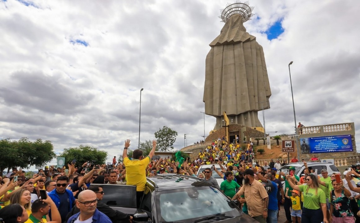 Bolsonaro agradece Fátima Bezerra por helicóptero usado em seu socorro em Santa Cruz-RN 