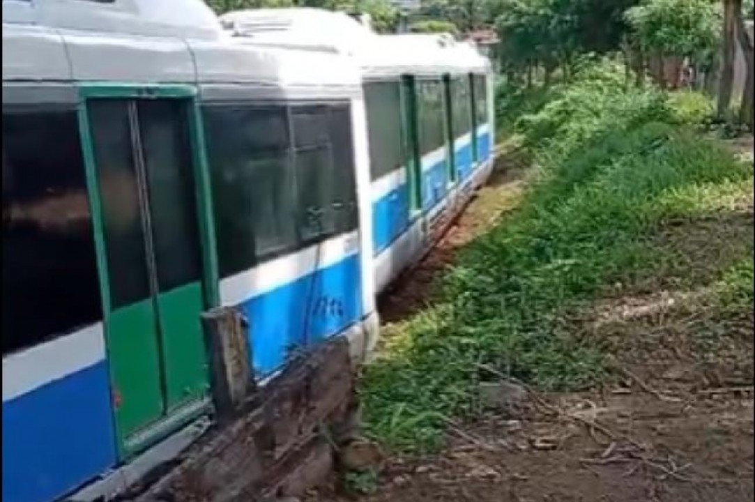 VLT descarrila em Extremoz após fortes chuvas; passageiros precisaram deixar o trem