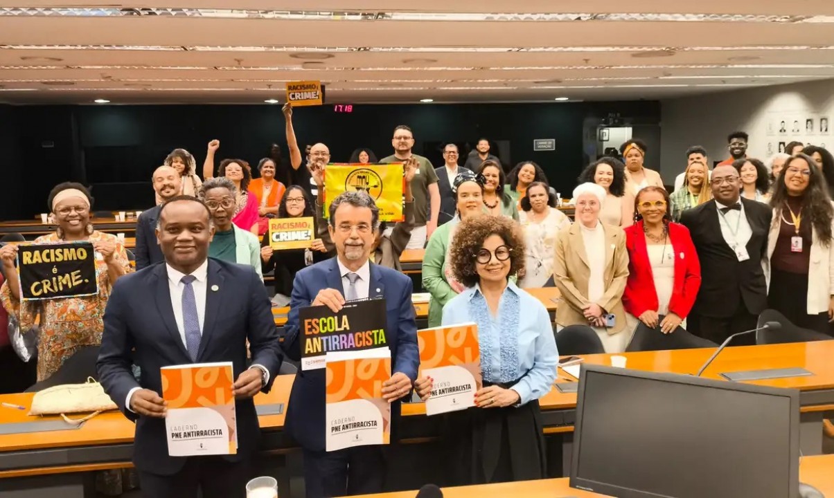 Chega ao Congresso caderno de propostas para educação antirracista