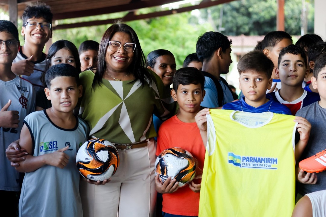 Prefeitura de Parnamirim realiza entrega do material para alunos da Escola Municipal de Esporte